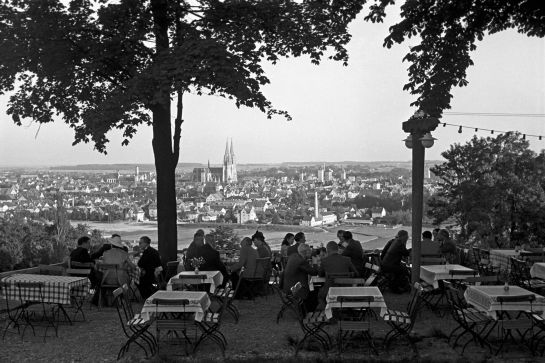 Fotografie schwarz-weiß – Biergarten auf den Winzerer Höhen mit Blick auf die Altstadt mit Dom