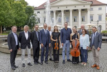 Fotografie: (v. l. n. r.) Lukas Klotz und Wolfgang Graef („Jugend Musiziert“ Regionalausschuss Oberpfalz Süd), Ralf Müller (Amt für musische Bildung der Stadt Regensburg), Wolfgang Dersch (Kulturreferent Stadt Regensburg), Prof. Ulrich Rademacher (Projektbeirat „Jugend musiziert“), Lena Manz, Staatsminister Markus Blume, Anna Manz, Prof. Martin Maria Krüger (Präsident Deutscher Musikrat), Oberbürgermeisterin Gertrud Maltz-Schwarzfischer und Marek Wiechers (Kulturreferent Stadt München)