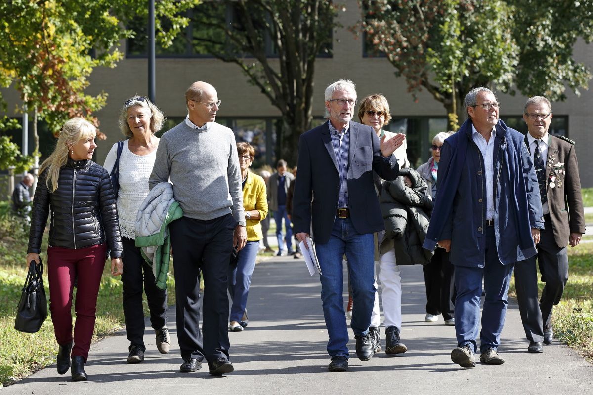 Fotografie - Personen spazieren durch den Park