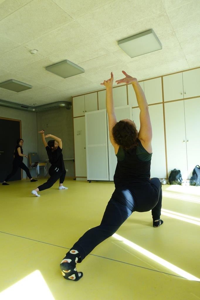 Mädchen tanzen eine Choreographie 