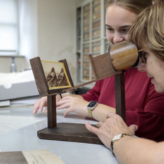 Fotografie: Mit Hilfe eines speziellen Betrachtungsgerätes können Stereo-Aufnahmen dreidimensional wahrgenommen werden. (C) Bilddokumentation Stadt Regensburg