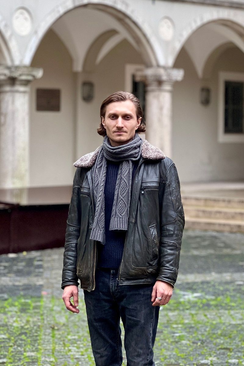 Fotografie – Vitalii Shupliak im Innenhof des Thon-Dittmer-Palais