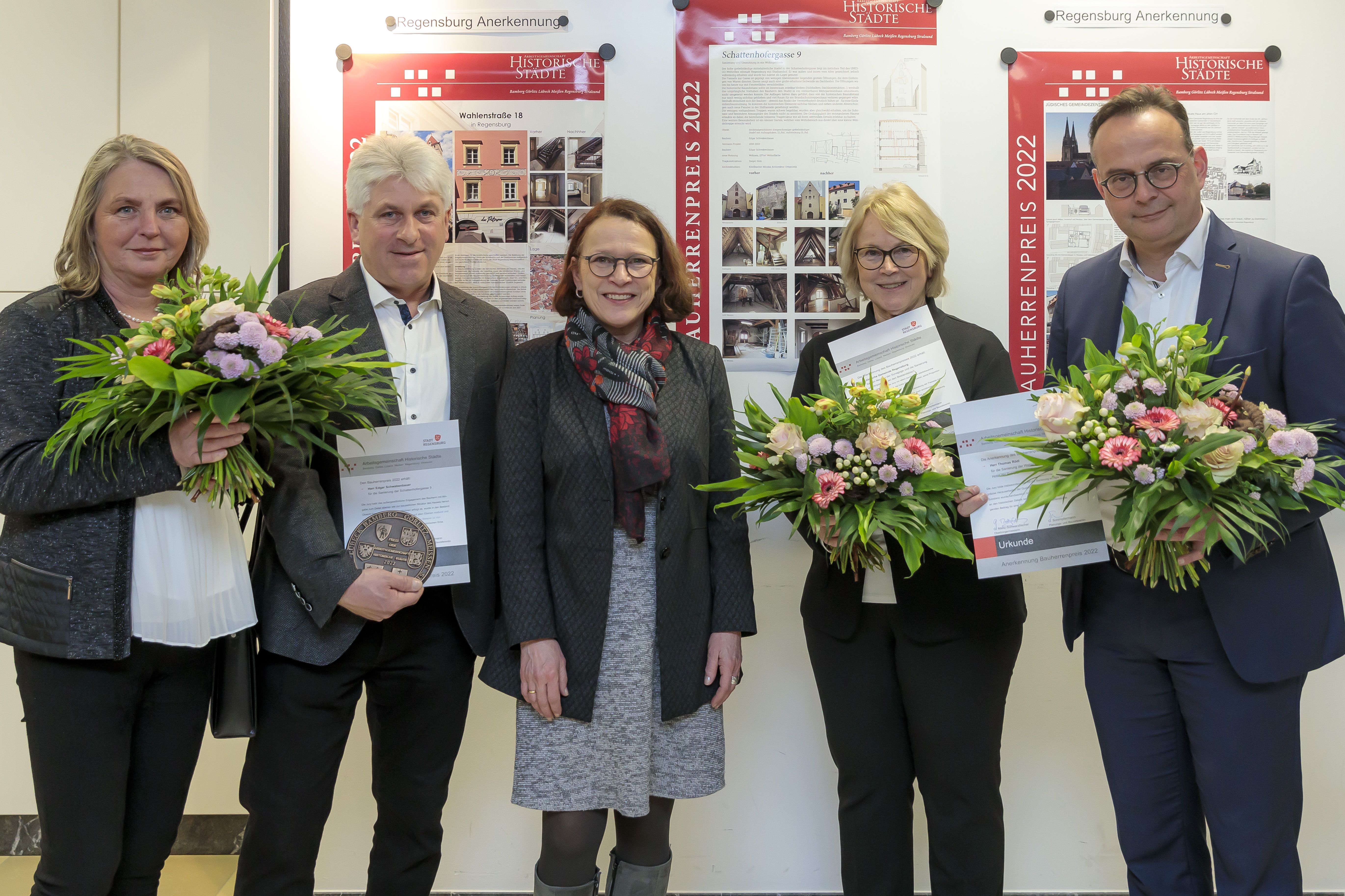 Fotografie: (von links nach rechts) Anita Schwabenbauer, Edgar Schwabenbauer, Oberbürgermeisterin Gertrud Maltz-Schwarzfischer, Ilse Danziger und Thomas Rödl 
