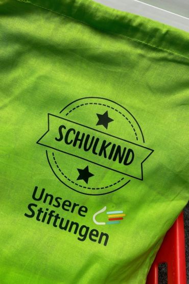 Fotografie_mit Schulmaterialien gefüllter Turnbeutel
