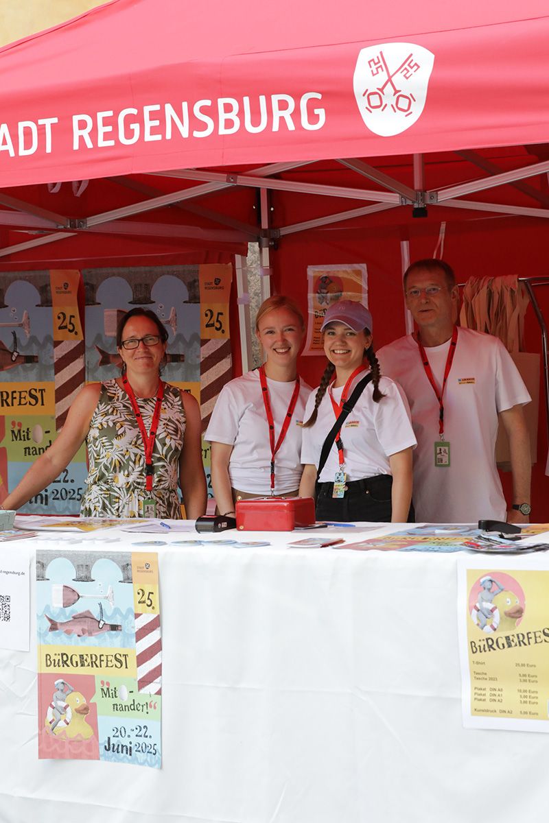 Mitarbeiterinnen und Mitarbeiter des Kulturamtes am Infostand