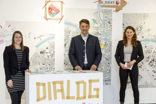 Fotografie: Franziska Meier (l.) und Katja Punk mit Wirtschafts-, Wissenschafts- und Finanzreferent Prof. Dr. Georg Stephan Barfuß beim Projektstart  © Bilddokumentation Stadt Regensburg