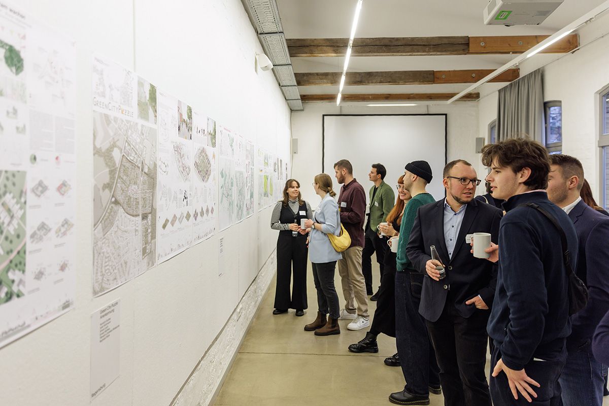 Wettbewerb EUROPAN E18 - Preisverleihung Berlin -Rege Diskussion der Wettbewerbsteilnehmer vor den Entwürfen