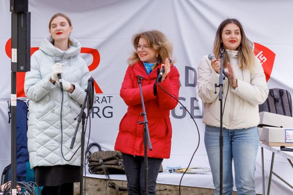 Fotografie: Musikerinnen des Vereins Hromada bei der Eröffnung auf dem St.-Kassians-Platz
