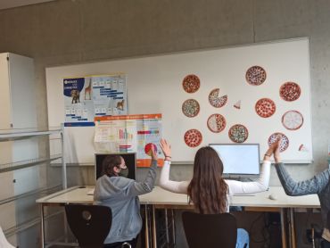 Die Schülerinnen und Schüler können an PCs Lernsoftware oder dynamische Geometrie-Software bzw. CAS benutzen.