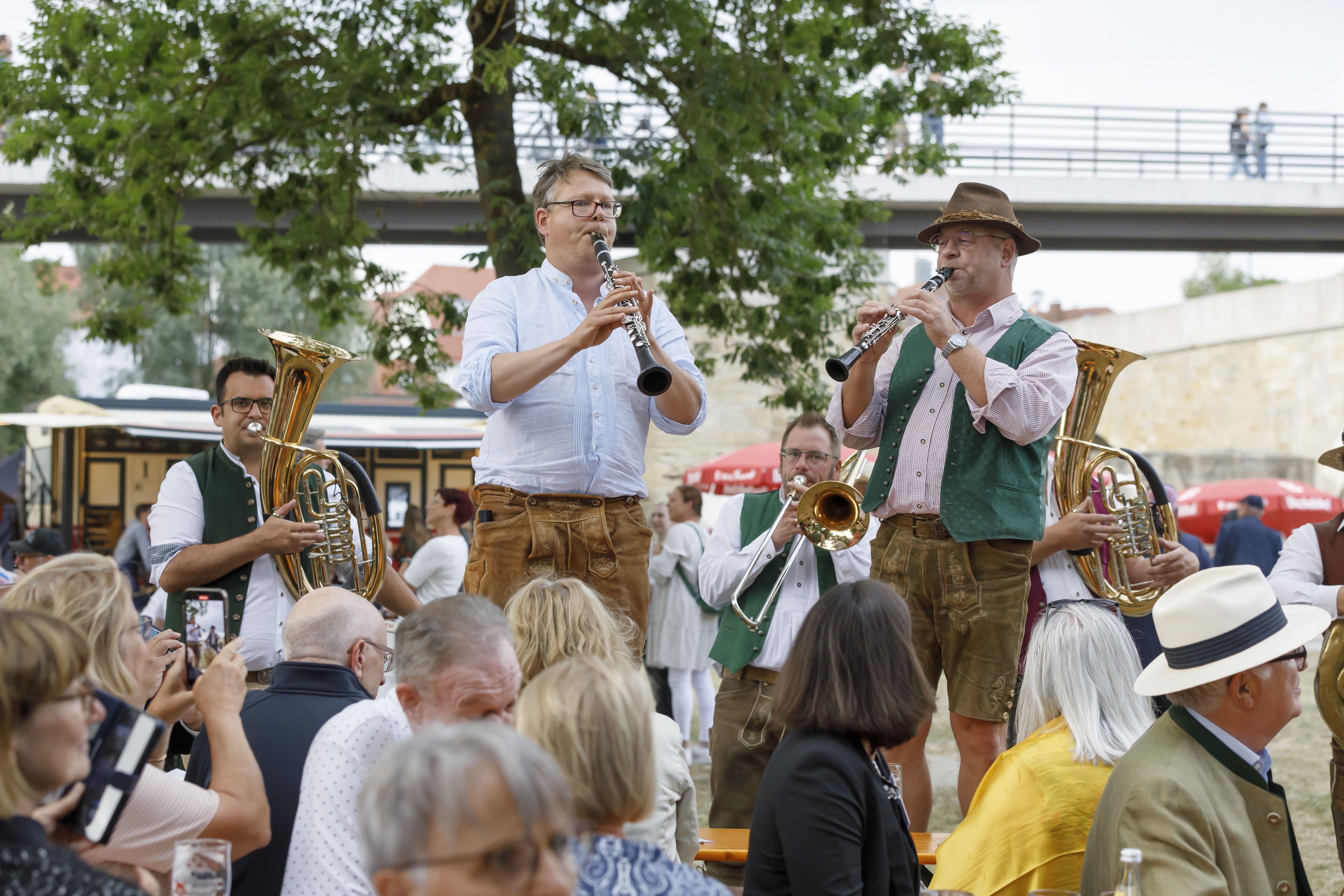 Fotografie: Auftritt von Blasmusik auf der Jahninsel