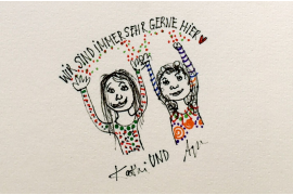 Eine Zeichnung von zwei lächelnden Mädchen die Konfetti  werfen. Darüber der Text "Wir sind immer sehr gerne hier" mit Herz.