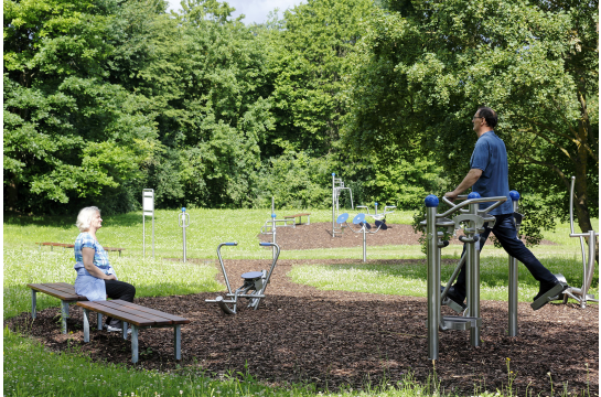 Fotografie: Menschen treiben Sport an den Geräten im Ziegetsdorfer Park.