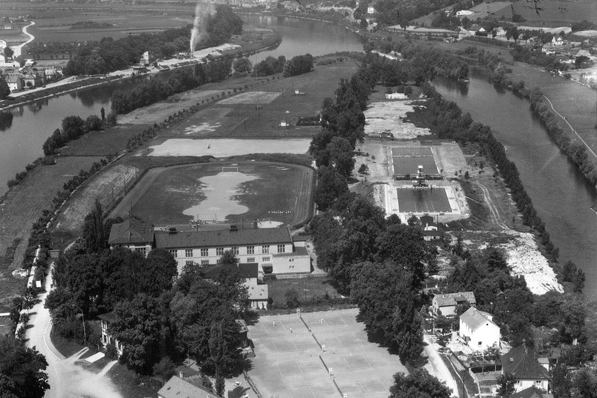 Fotografie - Schwarz-Weiß-Luftaufnahme des Inselparks zwischen Donauarmen 1958
