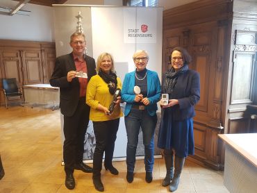 Die Projektträger mit energiesparenden Gegenständen, die die Energiesparhelfer während ihrer Hausbesuche kostenlos verteilen (v. l.: Ludwig Friedl, Energieagentur Regensburg; Angelika Krüger, Werkhof Regensburg gemeinnützige GmbH; Birgitt Ehrl, Jobcenter Stadt Regensburg; Bürgermeisterin Gertrud Maltz-Schwarzfischer)