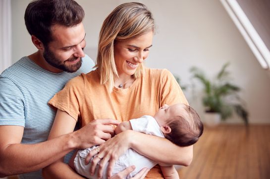 Fotografie: Mann und Frau mit einem Baby auf dem Arm (C) 123rf.com/Cathy Yeulet