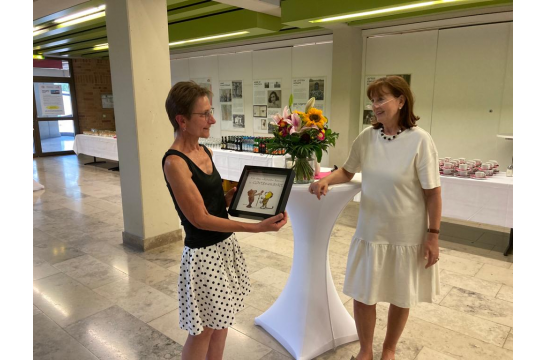 Monika Weinmann, die Chefsekretärin, und die Schulleiterin