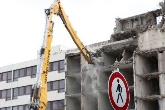 Bagger reisst Gebäude ab