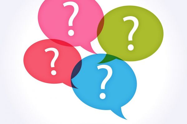 Es sind vier Fragezeichen zu sehen, die jeweils in einer farbigen Sprechblase stehen. Die Farben sind blau, grün, rot und rosa.