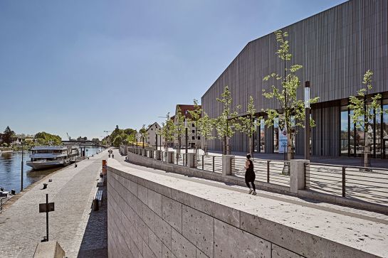 Fotografie - Blick auf die neugestaltete Uferpromenade am Donaumarkt; rechts im Bild das Museum des Hauses der Bayerischen Geschichte