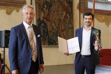 Fotografie - Bürgermeister Ludwig Artinger überreicht Arno Templin den Umweltpreis