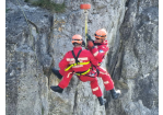 Fotografie: Höhenretter der Berufsfeuerwehr Regensburg vor einer Felswand.