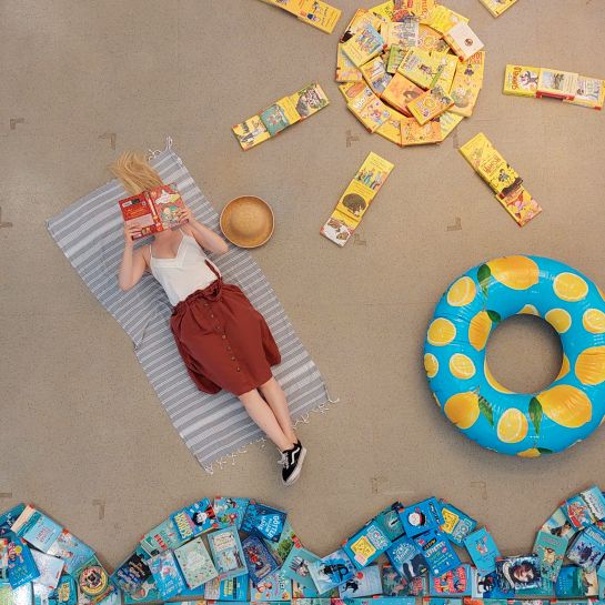 Aus blauen Büchern sind Wellen und aus gelben Büchern eine Sonne dargestellt. (C) Rebecca Schöls