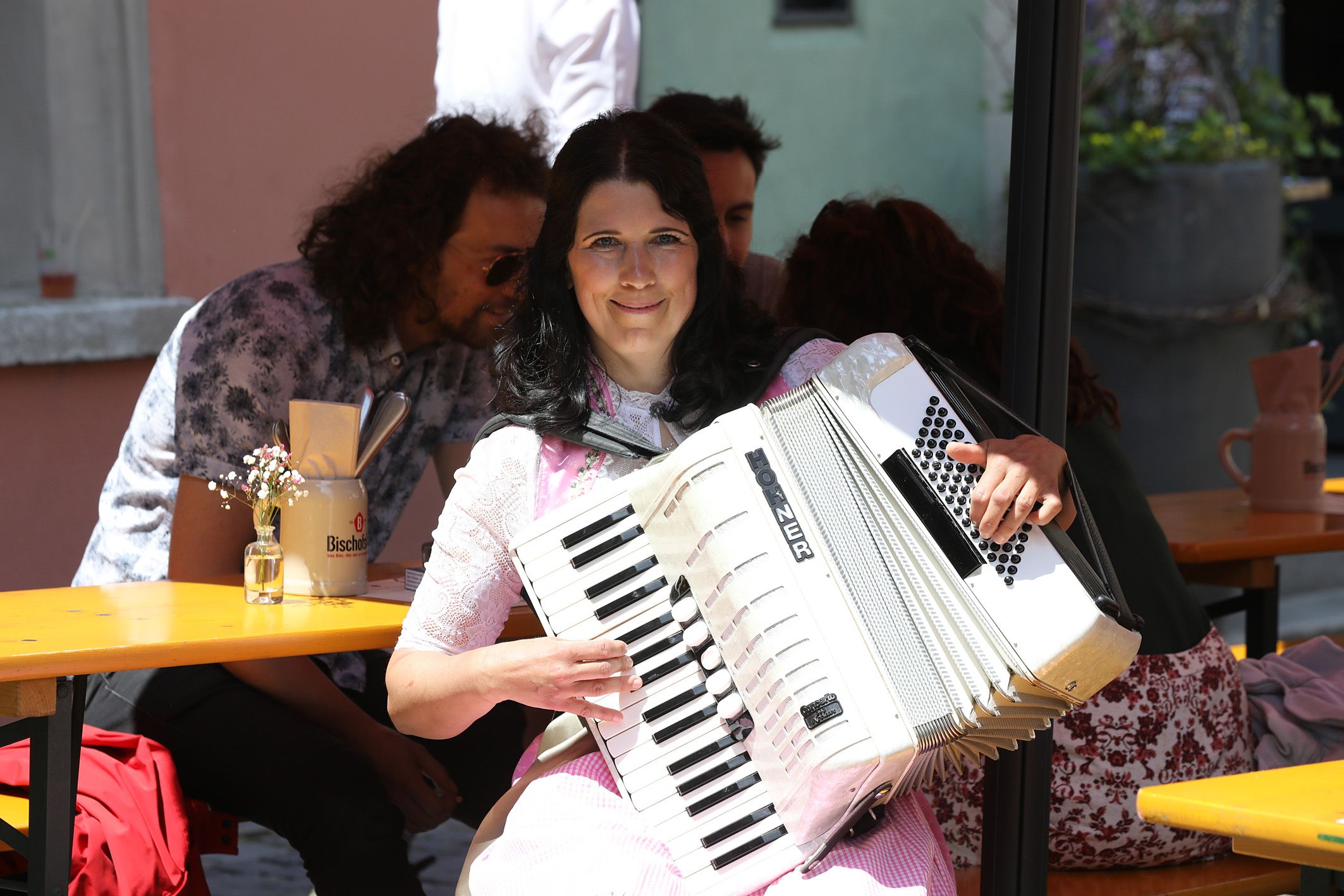 Fotografie: Eine Frau spielt Akkordeon.