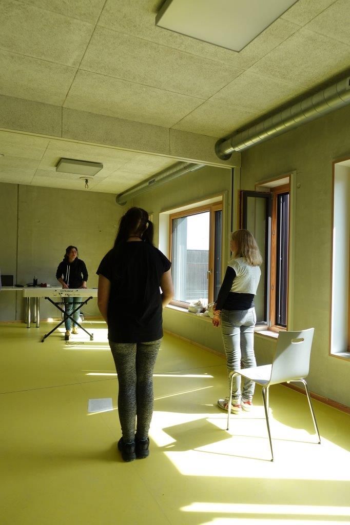 Mädchen beim Gesangstraining 