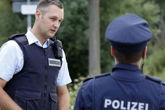Thomas Kaschel im Gespräch mit der Polizei (C) Bilddokumentation Stadt Regensburg