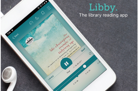 Foto Handydisplay mit geöffneter Libby-App und Kopfhörern 