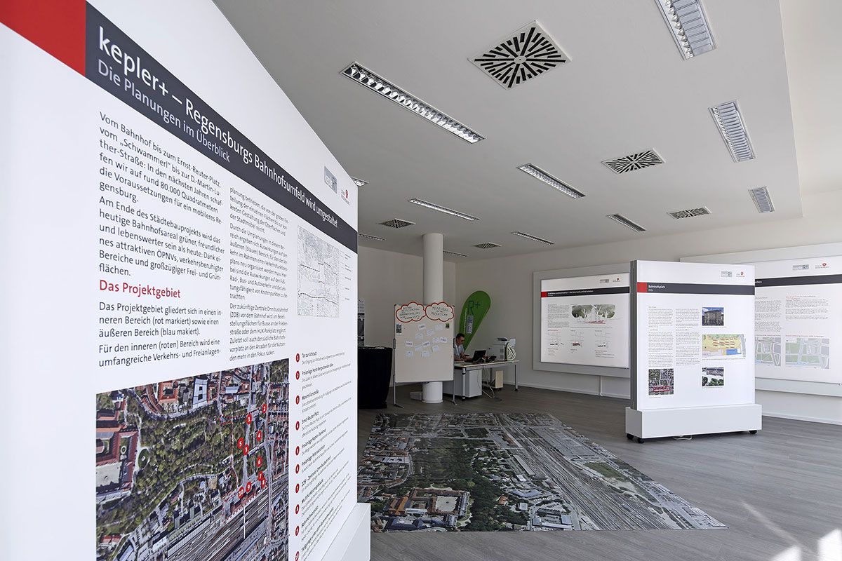 Fotografie - Innenraum des Projektbüros mit Ausstellungstafeln