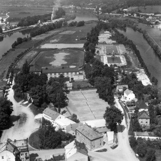 Fotografie: Blick auf den Oberen Wöhrd im Jahr 1958, ohne Park, ohne Autobahnbrücke, ohne Wehr  (C) Luftbildverlag Hans Bertram GmbH