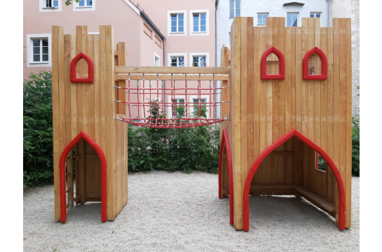 Fotografie: Spieltürme mit Netzbrücke