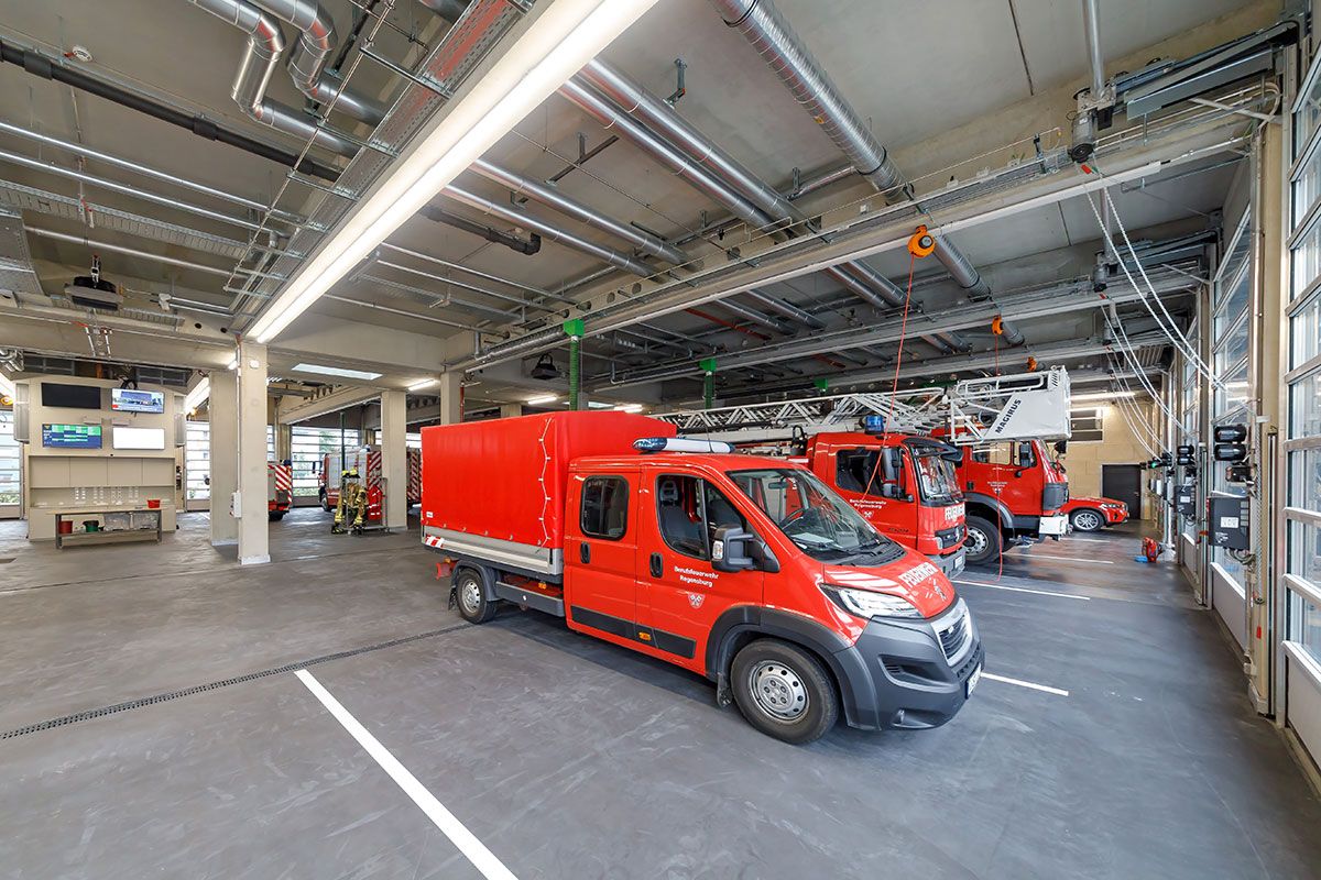 Fotografie - Die neue Fahrzeughalle bietet viel Platz für Fahrzeuge
