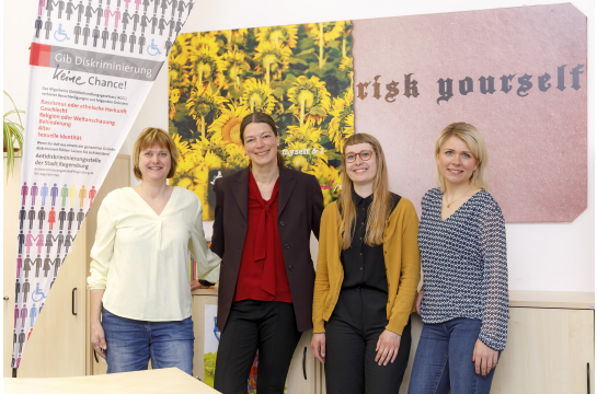 Fotografie: Mitarbeiterinnen der Gleichstellungsstelle und Antidiskriminierungsstelle (von links: Silke Zimmermann, Sandra Gretschel, Vera Spanner und Dr. Susanne Krüger)