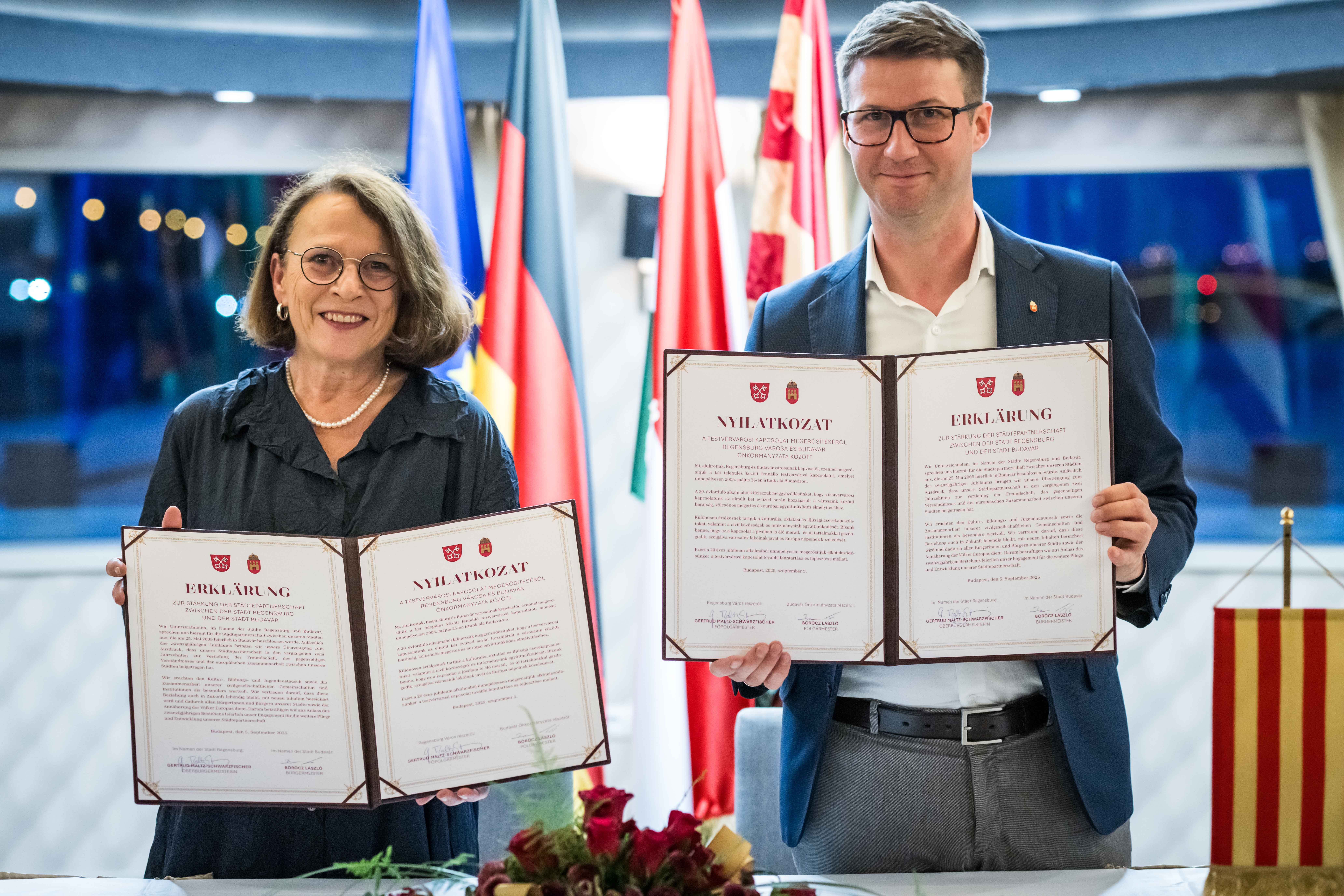 Fotografie – Unterzeichnung einer Erklärung zur weiterhin aktiven Gestaltung der Städtepartnerschaft durch Oberbürgermeisterin Gertrud Maltz-Schwarzfischer und Bürgermeister László Böröcz.