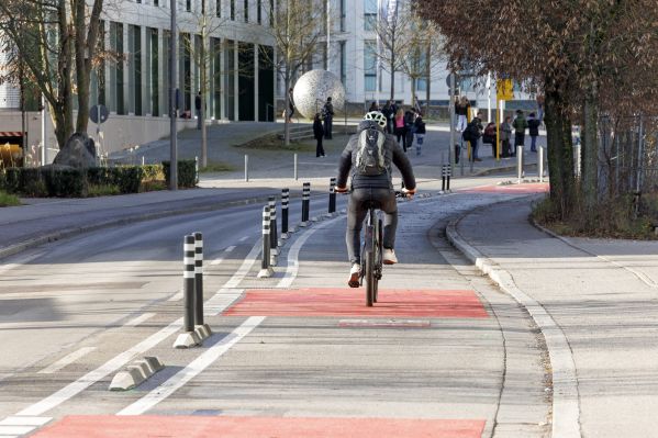 Fotografie: Ein Fahrradfahrer nutzt die protected bikelane in der Fritz-Fend-Straße.