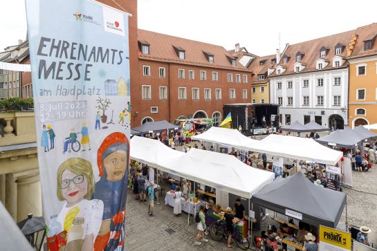 Fotografie: Blick auf den Haidplatz mit Fahne der Ehrenamtsmesse