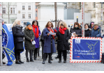 Fotografie - Oberbürgermeisterin Gertrud-Maltz Schwarzfischer spricht zu den Teilnehmenden der Fahnenaktion