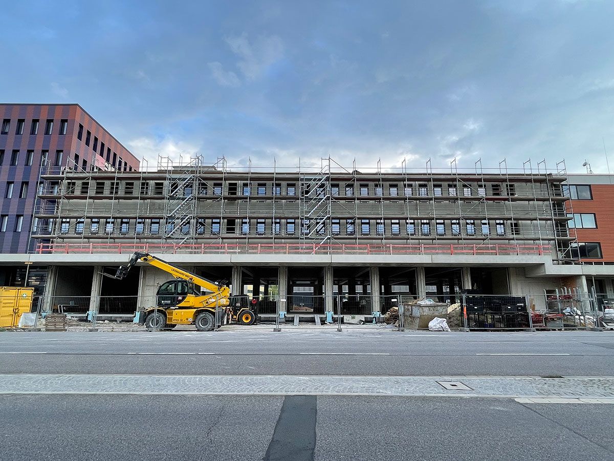 Fotografie - Blick von außen (Greflingerstraße). Der Bauabschnitt 3b bildet den Lückenschluss zwischen dem Altbau (Integrierte Leitstelle, rechts im Bild) und dem bereits fertig gestellten Bauabschnitt 3a.