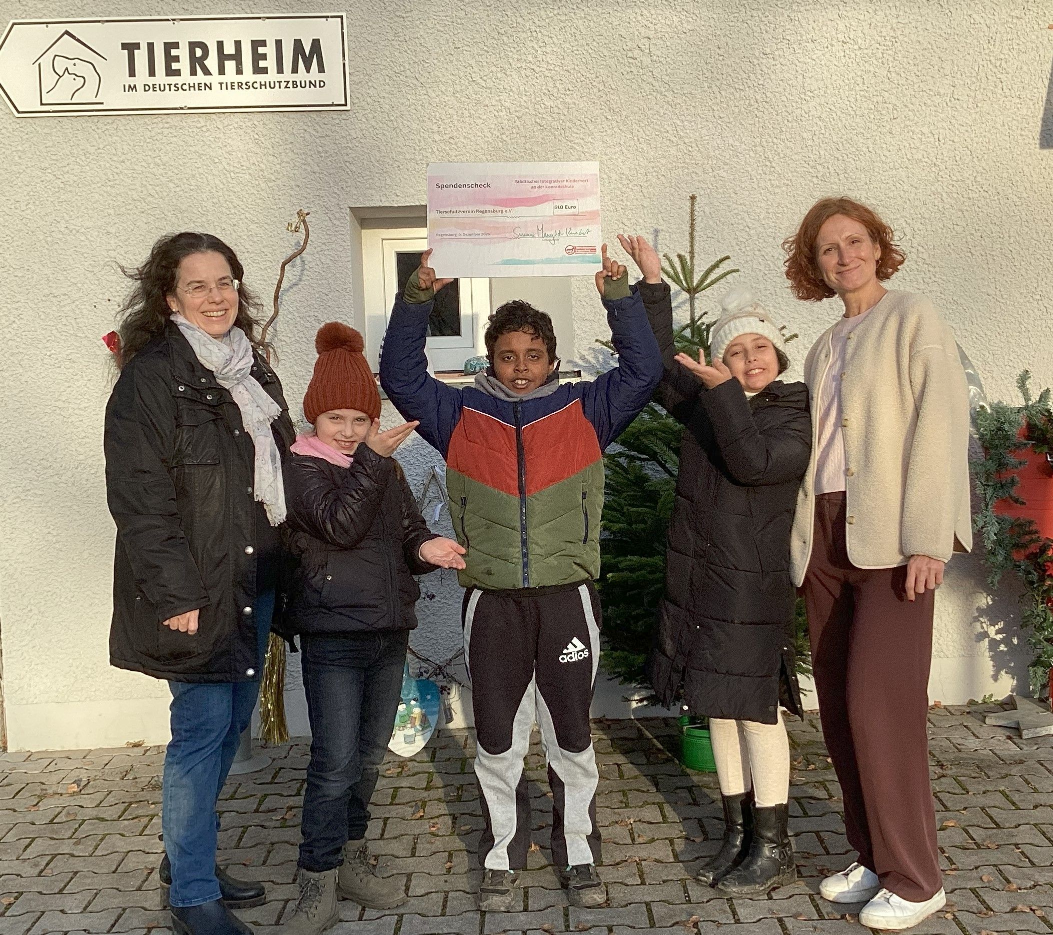 Fotografie – Ariane Weckerle (v. li.), Vorsitzende des Tierschutzvereins, bekam den Scheck und 510 Euro von drei Hortkindern und Erzieherin Oxana Bytschenko überreicht. 