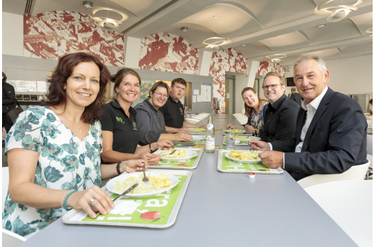 Fotografie: Bürgermeister Ludwig Artinger (r.) und die an der Zertifizierung beteiligten Kolleginnen und Kollegen beim Test des „Grünen Gerichts“