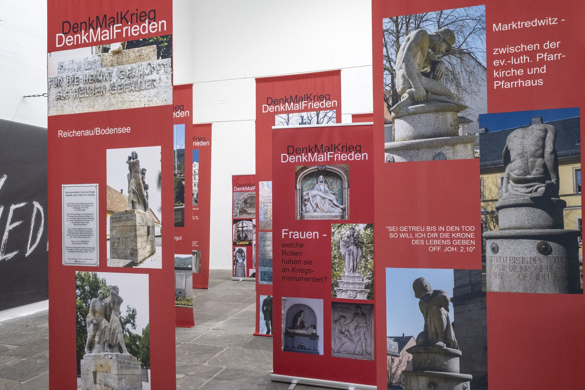 Fotografie – Blick in die Ausstellung „DenkMalKrieg – DenkMalFrieden“ im Kunstpavillon München