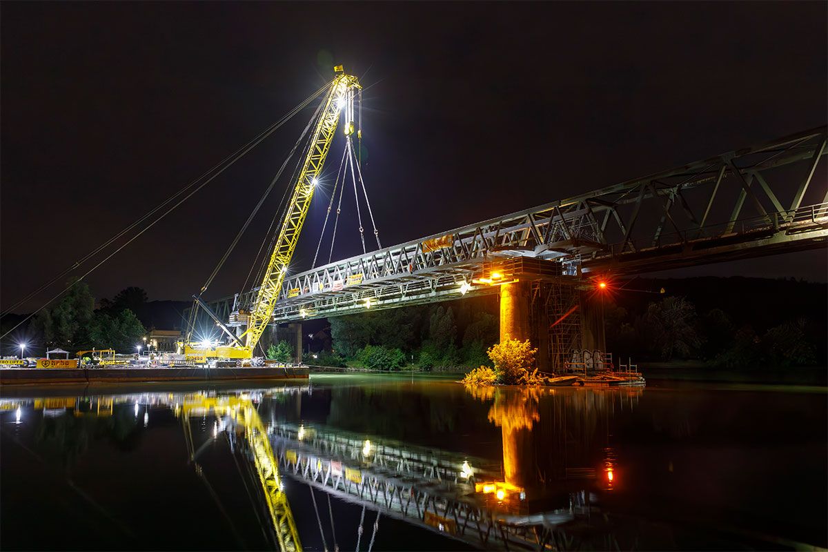 Fotografie - Einhub der Brückenteile (in einer Nachtaktion) mittels Schwimmkran an der Sinzinger Geh- und Radwegbrücke