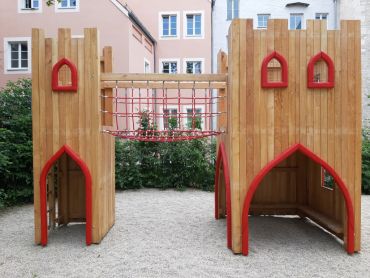 Fotografie: Spieltürme mit Netzbrücke