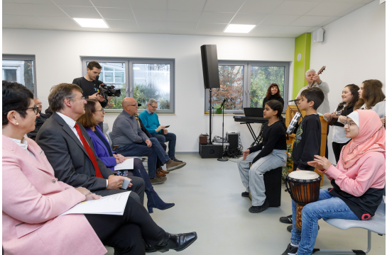 Einweihung des Erweiterungsbaus der Pestalozzi Mittelschule mit der Oberbürgermeisterin Gertrud Maltz-Schwarzfischer mit einer musikalischen Einlage der Schülerinnen und Schüler 