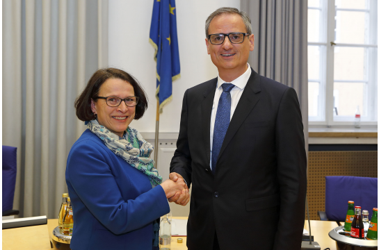 Bürgermeisterin Gertrud Maltz-Schwarzfischer gratuliert Wolfgang Dersch zu seiner Wahl als neuer Kulturreferent.