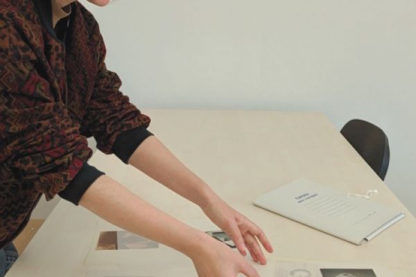 Fotografie Vorbereitungen von Olesia Saienko für ihre Ausstellung