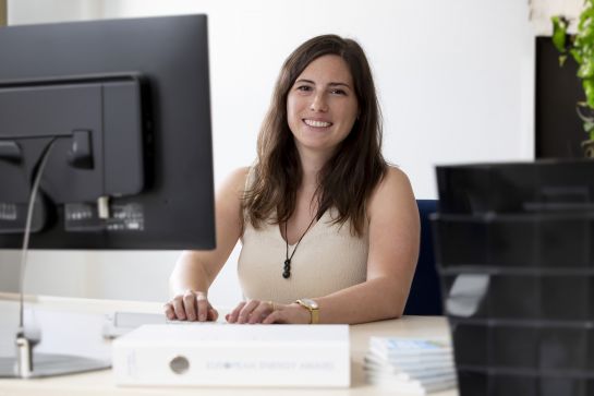 Fotografie: Klimaschutzmanagerin Verena Dembianny am Arbeitsplatz  (C) Bilddokumentation Stadt Regensburg