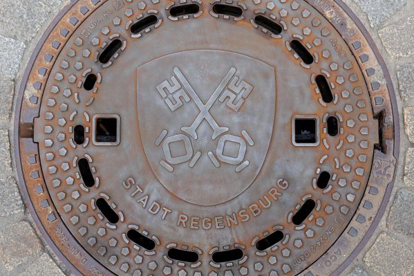 Fotografie: Neue Kanaldeckel mit Regensburg-Motiv